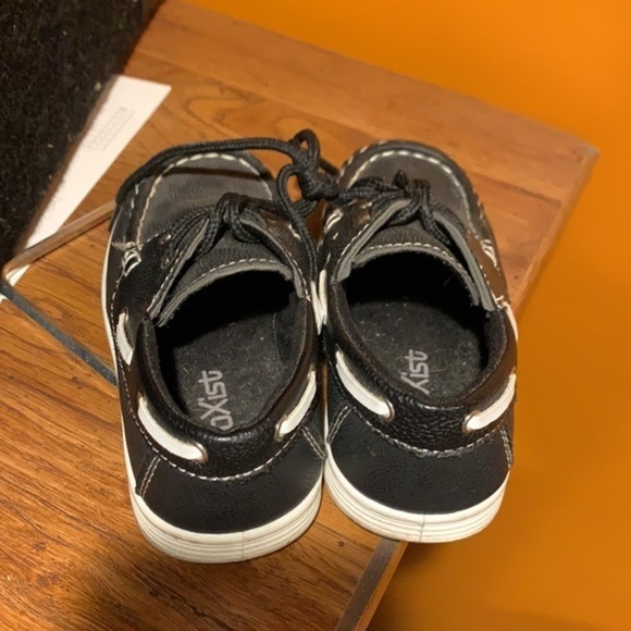 Kids Moccasin Shoes Size 8 - Picture 2 of 3